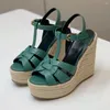 Sandaler 2024 Est Spring Summer Patent Leather Wedges Heel Woman Shoes Solid Color Buckle Decor Concise Trendy Ladies