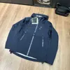 남성 재킷 야외 하드 쉘 재킷 디자이너 바람 방해 방수 후드 재킷 지퍼 스웨트 셔츠 남자 메디건 코트 자수 비옷 까마귀