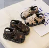 Sandały urodzone małe chłopcy moda letnie niemowlę dzieci miękkie buty łóżeczka maluch dziewczyn antynościenny wentylator