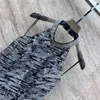 24 İlkbahar ve Yaz Yeni Stil Küçük Stand-up Yaka Halterneck Tasarım Tırnak Elmas Dekoratif Elbise Kadınların En Kaliteli Malları