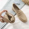 Klädskor för kvinna 2024 Pekade tå kvinnors sommarskor med häl moccasins kontor svarta loafers som erbjuds ung trendskoförsäljning