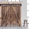 Tende da doccia Retro Barn Farm Porta in legno Tenda da doccia Marrone Vintage Vecchia ruota Stampa Panno in poliestere Decorazioni per il bagno di casa Tende con ganci Y240316