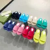 25% de réduction Chaussures de sport 2024 Version haute G Family Candy Pantoufles en peluche de couleur unie avec semelles épaisses hauteur accrue nouvelle tendance décontractée et polyvalente droite