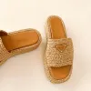 Designer dames modeplatform sandalen rattan geweven metalen driehoek label slippers zomer strandschoenen b22 flip-flops