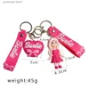 Keychains Lanyards Kawaii Barbie Keychain smycken Tillbehör Anime Cartoon 3D Doll Pendant Key Chains Barbie Keyrings For Women Accessories Girls Y240316