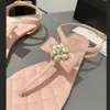 Paris Designer Women's Wygodne sandały Eleganckie letnie łuk Sandały Kanał Kanał Camellia Outdoor Sandals Sandals