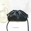 Bottgss delikleri orijinal kese tote çanta online mağaza orijinal deri kadın çanta el yapımı üst katman cowhide bulut tek omuz crossbody ile gerçek logo 1w4v