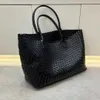 Designer Bottegs Arco Tote Venetas Bag 2024 Autumn Style Simple and Elegant Handwoven Handheld Genuine Leather One Shoulder Vegetable Basket Mother 42C5