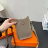 Mini telefon crossbody axel väska man kvinna designer liten handväska klassisk ihålig bokstav färgglada väskor med låda