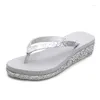 Slippers kvinnor sommarplattform på en kil glider med skor för flickor gelé flip flops kvinnliga kran pantofle lady glitter hawaiian