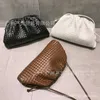 カウンター品質のボッテグベネットジョディバッグデザイナー織物クラウドバッグ2024新しい女性dumplingファッションショルダーメッセンジャーオリジナルの1：1ロゴ付き小さな織りハンドバッグ