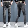 Broderad högkvalitativ för män, trendig, smal montering, elastisk och avslappnad Guangzhou Xintang-jeans