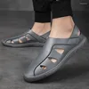 Sandálias 2024 homem leve verão respirável ao ar livre conveniente deslizamento em sapatos de praia confortável couro andando