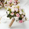 باقة الزفاف الوردية العروس وصيفات الشرف التي تمسك الزهور زهور الحرير الشريط الورود