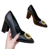 Sandały top skórzane buty designerskie stare kwiaty wysokie obcasy metalowe litery pompki luksusowe damskie buty imprezowe tylne paski platformowe buty spiczaste palce palec nowe buty modowe