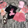 Luxus-Designer-Kleidungssets für Babys, Kinder-T-Shirt, rosafarbene, mit Monogramm versehene, kürzeste Kleidung, britische Modemarke, Sommer-Kinderschätze und Mädchen-Baumwoll-Zweiteiler