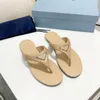 Fashionabla sommar söta kvinnors sandaler klassiska bekväma och vackra sillben tofflor utomhus neutrala hemstrand plattskor