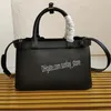 ダブルベルト付きの新しい2024バックルミディアムレザーハンドバッグ高級デザイナーバッグ女性ファッションハンドルバックルナッパレザーインテリアハンドバッグ財布付き小さなハンドバッグ