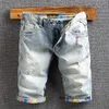 Jeans da uomo Estate Streetwear Moda Uomo Retro Pantaloncini di jeans strappati stampati elasticizzati blu chiaro Pantaloncini stile coreano