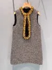 M-iu moderno e minimalista - Vestido cinza sem mangas cravejado de diamantes com um sentido de design, saia larga de tweed grosso em linha A, nova saia regata outono 2024