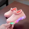 Kids Sneakers Dzieci Dziewczęta chłopcy Letter LED LED LUMINY SCOCKES Sport Run Buty Sapato Infantil Light Up 240313