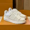 Sneaker Pure Trainer Lvity Luxury Designer Casual Shoes Logo Präglad tränare Triple White Pink Sky Black Blue Green Yellow Denim Low Mens Sneake Women 245 953