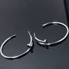 Boucles d'oreilles de cerceau d'ongle en or de concepteur de luxe de haute qualité avec boucle d'oreille en argent logo pour les femmes CE010