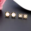 Ohrstecker Kissme Exquisite Muschel Kreuz Blume für Frauen Einzigartige schwarze Emaille Goldfarbe Messing 2024 Modeschmuck