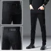 Herrenjeans 2024 Tragen Sie erschwingliche Luxusmode in reinem Schwarz Einfache All-Match-Stretch-Slim-Hose