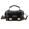Boston Bags est un sac de niche pour femme en bandoulière tendance et polyvalent avec un sentiment de luxe.Cylindre portatif