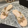 Été Nouveau Arrivée Femmes Flat Pinch Toe Slippers Designer Designer de haute qualité Cuir authentique avec décoration de strass à l'extérieur de la plage de vacances à pied des tongs de plage