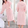 Vêtements de nuit pour femmes Femmes Hiver Peignoir Épais Corail Polaire Chaud Solide Couleur À Lacets À Manches Longues Cardigan À Capuchon Mi-aclf Longueur Couple