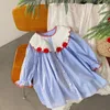 Dziewczyna sukienki Dzieci Spring Stripes bawełniana sukienka dziewczyna słodki wzór haftu jabłkowego kołnierz do lalki pojedynczy piersi mankiet A-line