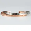 Bracelet manchette C en acier inoxydable avec inscription « Love Beyond Words » de 4 mm.