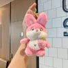 Pendentif lapin fraise de haute qualité, poupée de rue, vente en gros, machine à attraper, porte-clés de dessin animé, jouet en peluche, 2024