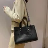 Pas cher en gros liquidation limitée 50% remise sac à main automne Koujia Xinchi femmes sac en relief bandoulière épaule haute capacité fourre-tout