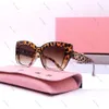 Designer Mui Mui Solglasögon Cat Eye Luxury Fashion Sports Polarize Muimui Solglasögon för kvinna Summer Vintage Driving Beach Pink Sun Glasses Miui Solglasögon 734