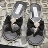 Zomer nieuwe aankomst vrouwen platte pinch teen slippers catwalk ontwerper hoogwaardige echt leer met strass decor buiten wandelende vakantie strand slippers flops