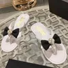 Zomer nieuwe aankomst vrouwen platte pinch teen slippers catwalk ontwerper hoogwaardige echt leer met strass decor buiten wandelende vakantie strand slippers flops