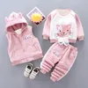 05Y 2023 Inverno Baby Boy Copre Gli Insiemi Autunno Cotone Caldo Spesso Maglione Con Cappuccio Cartoon Simpatico Orso Tre Pezzi Vestito Della Ragazza 240314