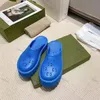 2024 Designer Sandaler Kvinnor Plattform Summer Slippare Slides Wedge Rubber Cut-Out Sandals Fashion Beach Flats Shoes