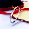 Bracciale di design classico Bracciale in titanio Bracciale classico Bracciale alla moda per uomo e donna Gioielli in oro 18 carati Regalo di San Valentino