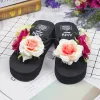Floppar lågt pris mode handgjorda kvinnor sommar sandaler flip flops plattform kilar skor utanför strand glider hög häl stor rosblommor