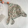 Schals Idyllischer Cleanfit-Baumwoll-Mädchen-Beige-Blumendruck, quadratisches Halstuch, Halstuch, elegantes, vielseitiges Wickeltuch mit Taschengriff
