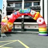 Arco gonfiabile per dolciumi a tema arcobaleno attraente da 7 m di larghezza con nappe colorate fantasia dolce palloncino ad arco con pan di zucchero per la decorazione della festa