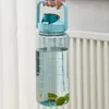 Vattenflaskor flaska 2 liter stora kapacitet klistermärken som dricker utomhussportläcksäker frostad kopp med tidsmarkör dricksvaror