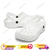 Croc Womens Clog Designer Sandals Sapatos Infantil Crianças Baby Slippers Slides Buckle Classic Mens Triple Black Branco Sapatos à prova d'água Hospital de enfermagem Tamanho 36-45