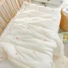 2023 корейское теплое детское одеяло из чистого хлопка с рисунком медведя кремового цвета, пеленание для четырех сезонов, завернутое постельное белье 1X12M 240313