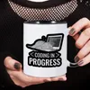 Tassen Lustige Coding Engineer Kaffeetasse In Progress Office Work Cup Geburtstagsgeschenk für Freunde Kollegen 11 Oz Keramik