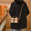 Bolsa feminina francesa pequena quadrada de ombro crossbody com fluxo de 70% de desconto no atacado da loja